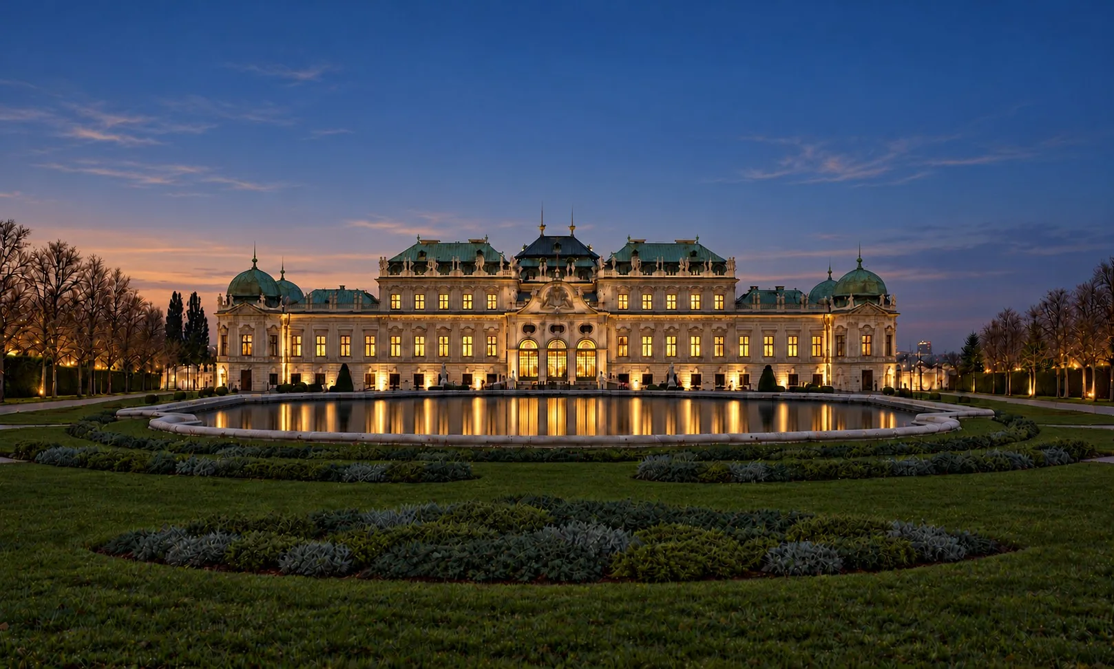 Oberes Belvedere: die gesamte Schlossfassade am Abend